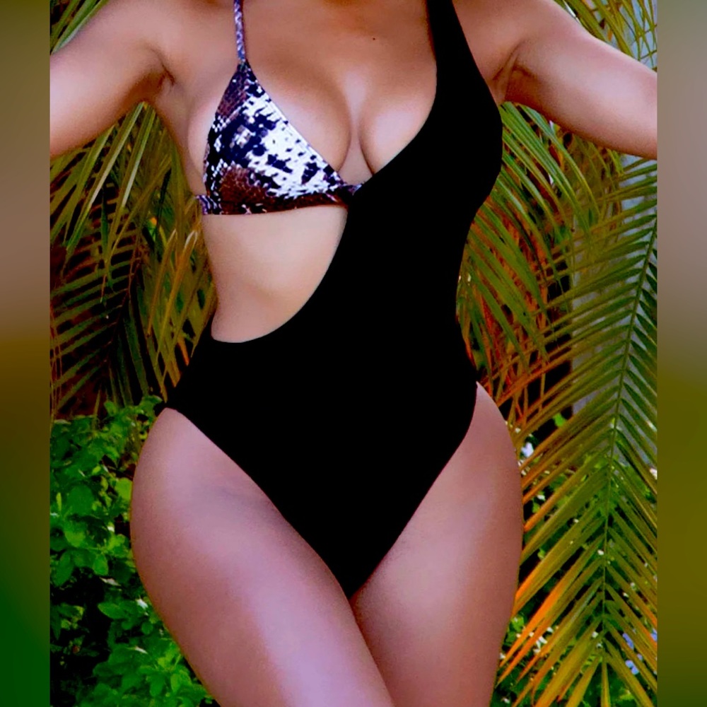 Chic, sexy asymmetric swim suit